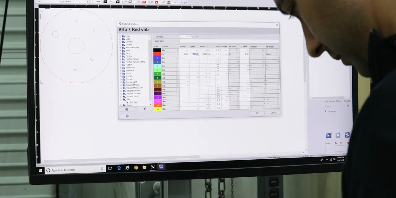 Operator configuring material settings in Trotec JobControl® for laser engraving with Speedy series