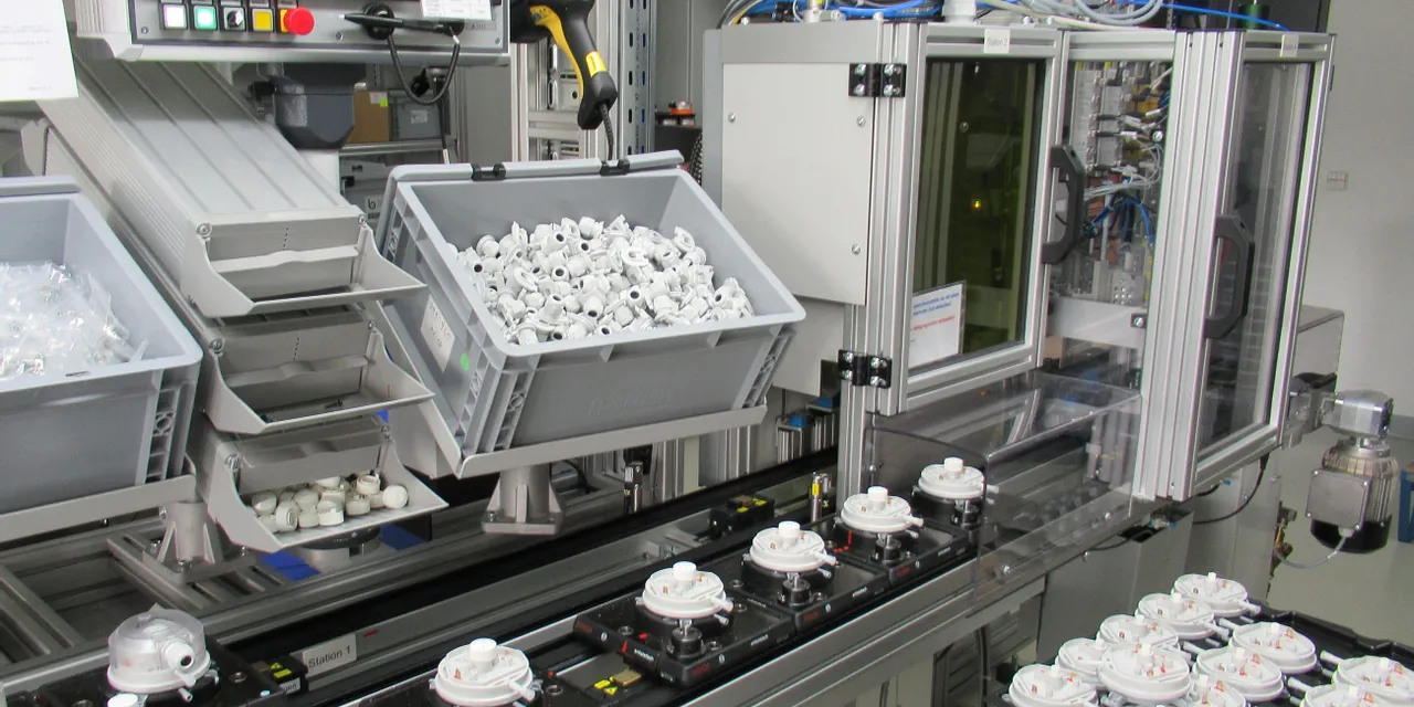 Automated assembly line processing plastic parts with integrated laser marking technology