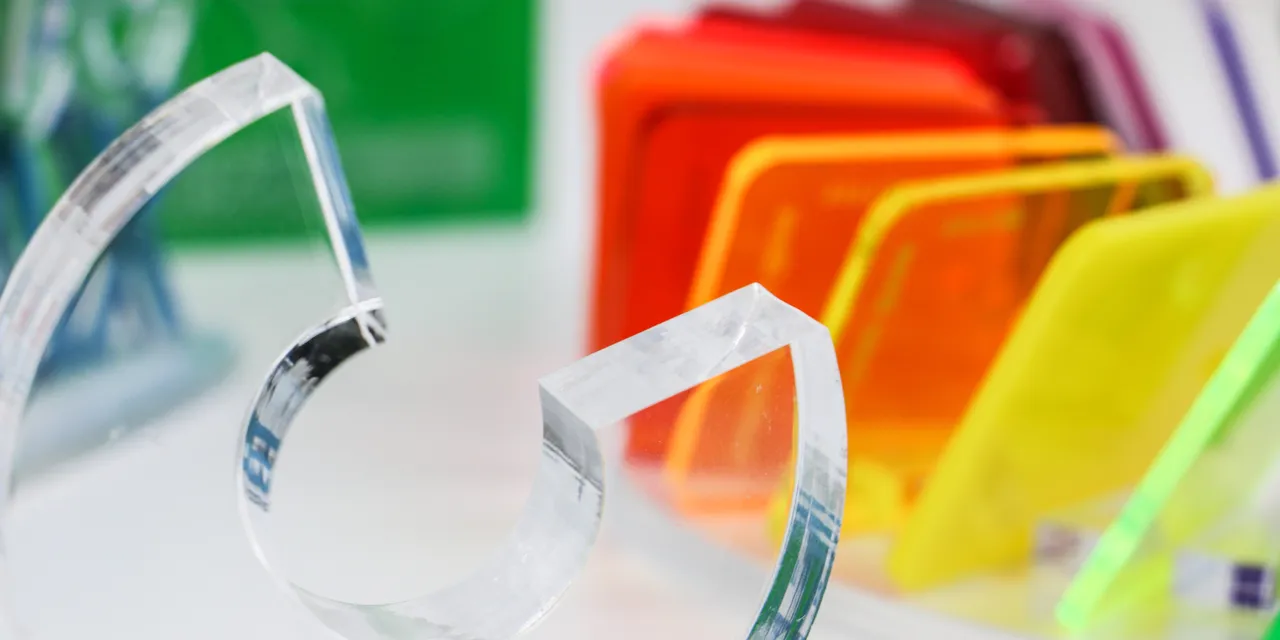 Colorful acrylic samples and precision-cut clear acrylic shape made with Trotec® 快乐幸运8手机澳洲版 Laser 今日官方最新168体彩澳洲8结果幸运号码记录查询 cutter