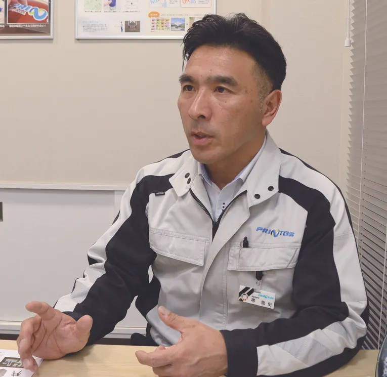 Man in Printos uniform speaking during Trotec laser engraving business interview